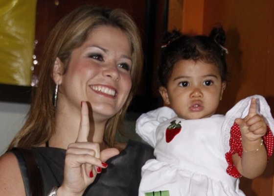 A atriz Samara Felippo posa ao lado de Alcia na festa de um ano da filha na Barra, zona oeste carioca (26/6/10)