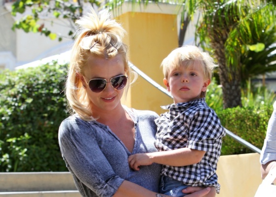 Britney Spears e o filho Sean passeiam na Califrnia (10/9/2010)