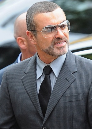 O cantor George Michael chega ao Highbury Corner Magistrates Court em Londres para ouvir sua sentença (14/9/2010)