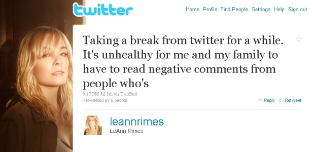 A cantora LeAnn Rimes informa que vai dar um tempo do Twitter. Isso  insalubre para mim e para a minha famlia ler comentrios negativos