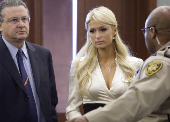 Paris Hilton, acompanhada de seu advogado David Chesnoff (esq.), chega a um tribunal de Las Vegas (20/9/2010)