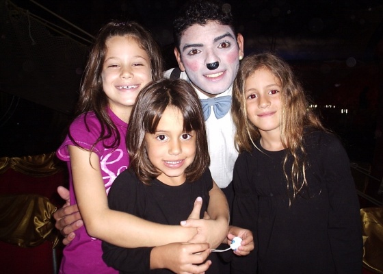 Sophia Raia (de rosa), com o palhao Fernando e as amigas Marcela e Manoela no circo (19/9/10) 