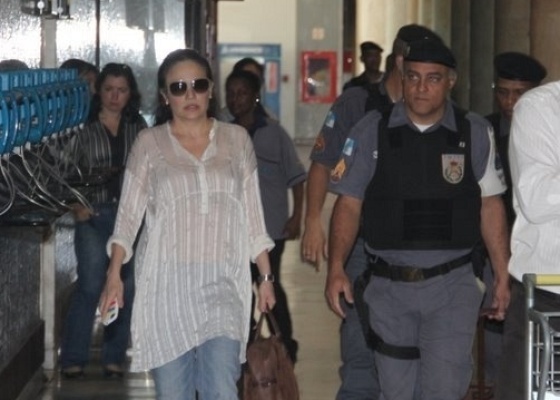 A atriz Luiza Tom aciona a polcia no aeroporto Santos Dumont, no Rio (21/9/10)