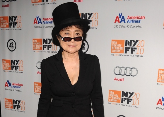 Yoko Ono vai ao lanamento de LENNONYC, em Nova York (25/09/2010)
