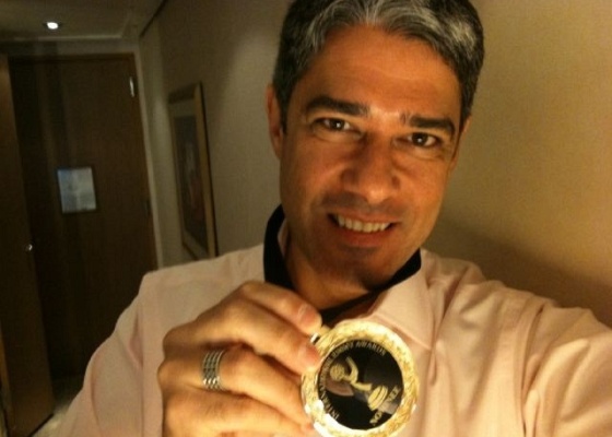 William Bonner exibe medalha de finalista do prmio Emmy, conquistada pelo Jornal Nacional (27/9/10)