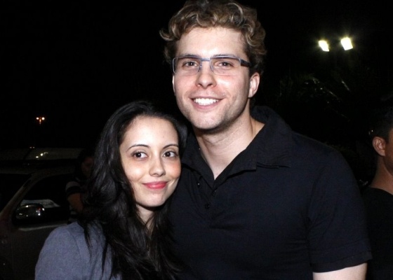 Mariana Vaz e Thiago Fragoso chegam para assistir ao primeiro captulo de Araguaia, no Rio