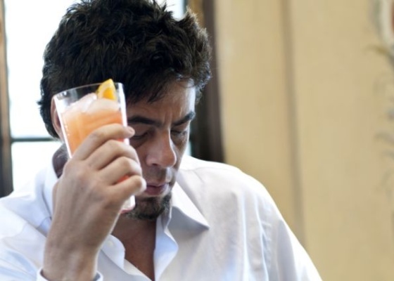 O ator Benicio del Toro no making of do calendrio Campari 2011 (28/9/2010)