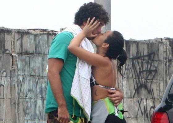 A atriz Daniele Suzuki dá um beijo no namorado, o empresário Fábio Novaes, no Rio de Janeiro (30/9/10) 