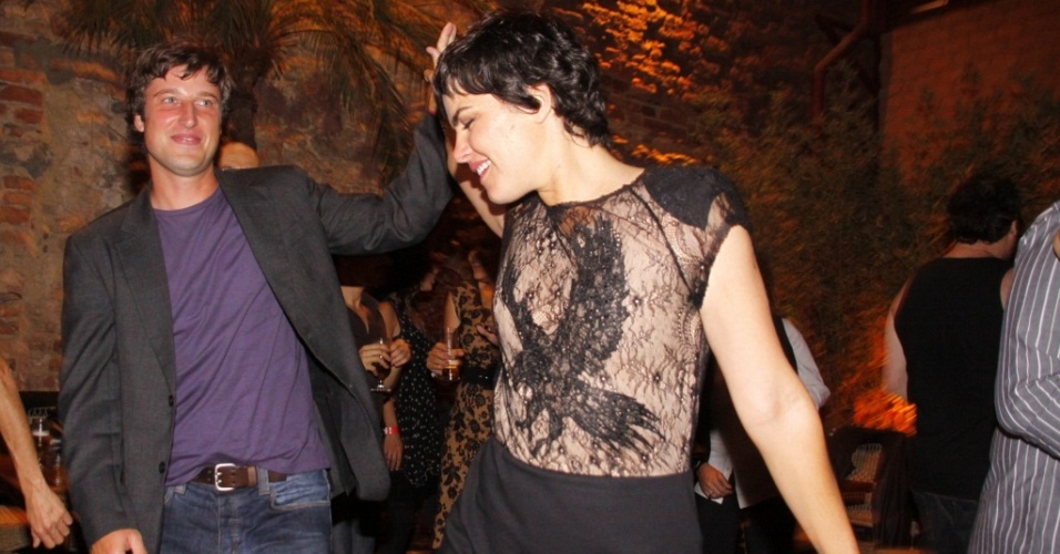 Ana Paula Arósio e o marido Henrique Pinheiro dançam na festa do filme 