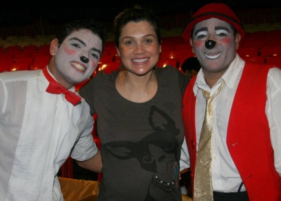A atriz Flvia Alessandra entre os palhaos Fernando e Marcos, no Circo Las Vegas 
