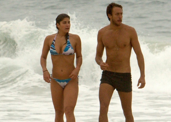 Priscila Fantin e o namorado Renan Abreu curtem praia juntos no Rio (29/09/2010)