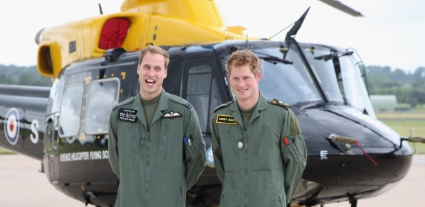 Príncipe William e o irmão Harry visitam base da RAF (Força Áerea Britânica) em Shawbury, na Inglaterra (18/6/2009)