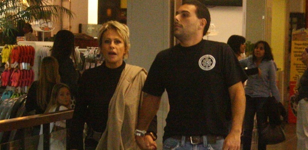 Ana Maria Braga passeia com Marcelo Frisoni em shopping no Rio de Janeiro (6/10/2010)