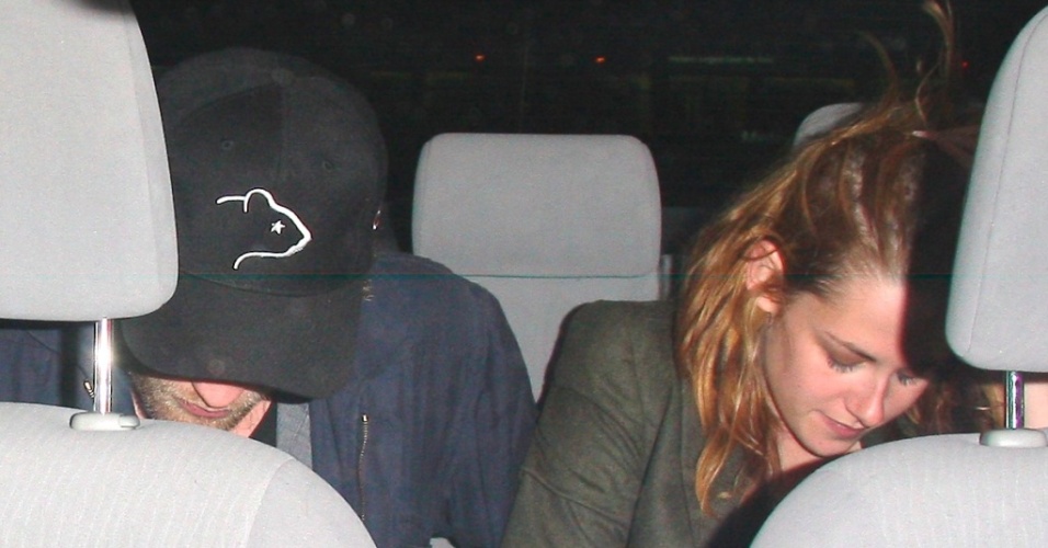 Robert Pattinson e Kristen Stewart deixam hotel em Beverly Hills e tentam se esconder dos paparazzi (08/10/2010)