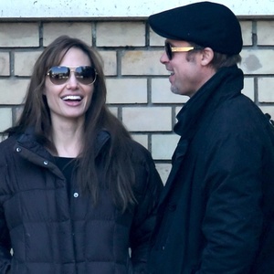 Brad Pitt visita Angelina Jolie no set de seu novo filme em Budapeste (13/10/2010) - Brainpix