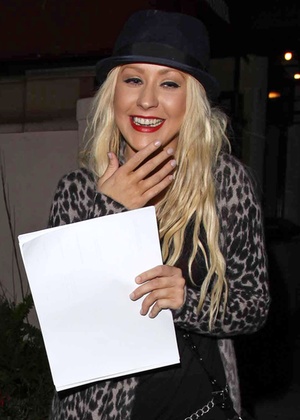 Christina Aguilera  fotografada saindo de escritrio em Los Angeles sem a aliana (21/9/2010)