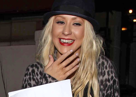 Christina Aguilera  fotografada saindo de escritrio em Los Angeles sem a aliana (21/9/2010)