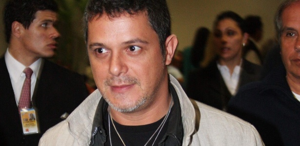 Alejandro Sanz chega no aeroporto internacional de Guarulhos (18/10/2010)