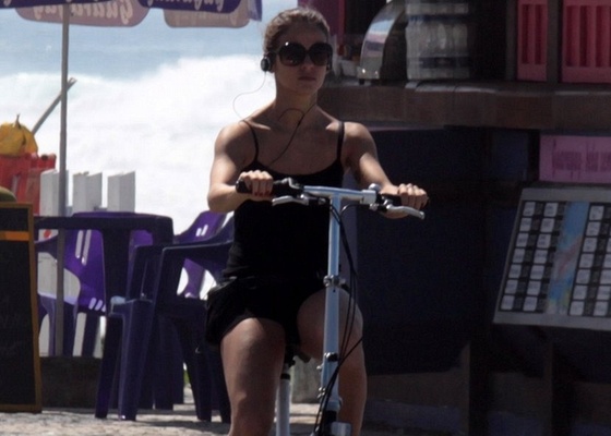 Fernanda de Freitas anda de bicicleta na orla da Barra da Tijuca (20/10/10)