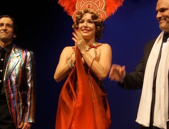 Regiane Alves na peça "A Garota do Biquíni Vermelho", no Rio de Janeiro (20/10/10)