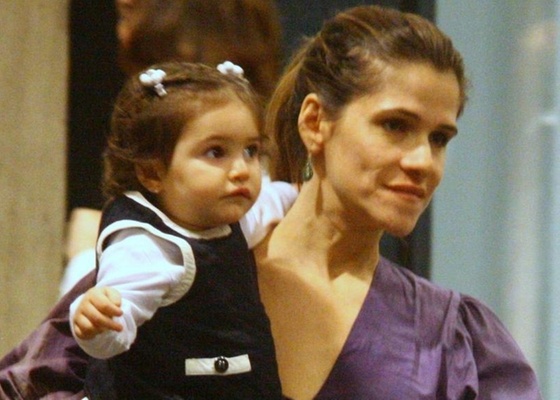 Ingrid Guimares passeia com a filha Clara em um shopping da zona sul do Rio (10/10/10)