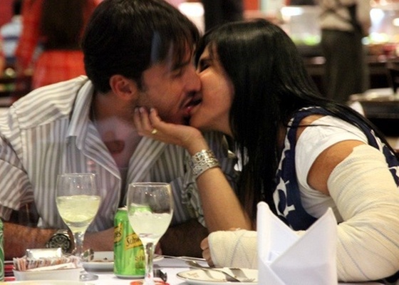 Gretchen  flagrada aos beijos com o empresrio Slvio Alves, em churrascaria em Goinia (27/10/10) 