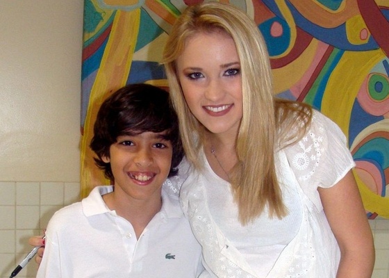 A cantora Emily Osment recebe o ator Matheus Costa depois de show no Rio (31/10/10) 