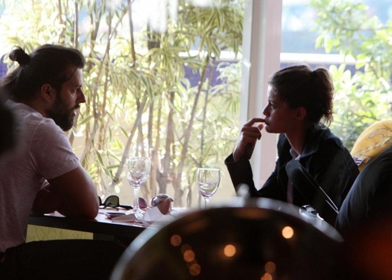 Rodrigo Mendona e Alinne Moraes almoam em restaurante japons na zona oeste do Rio (8/8/10)