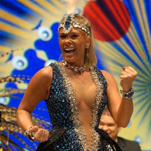Adriane Galisteu grava vinheta de Carnaval da Globo (9/11/10)