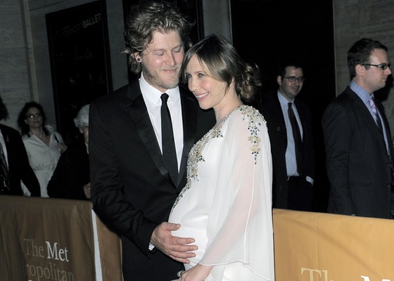 Vera Farmiga e o marido Renn Hawkey vo  pera em Nova York (28/9/2010)