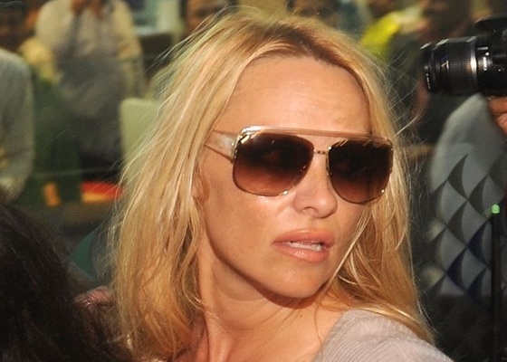 Pamela Anderson chega à Índia para participar de "Big Brother" local (15/11/2010)