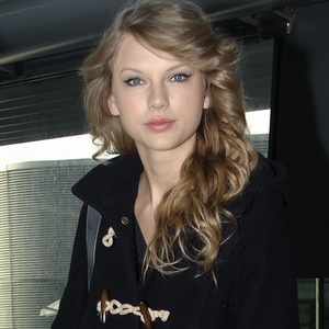 Taylor Swift é fotografada no aeroporto de Heathrow, Londres (15/11/2010) - Brainpix