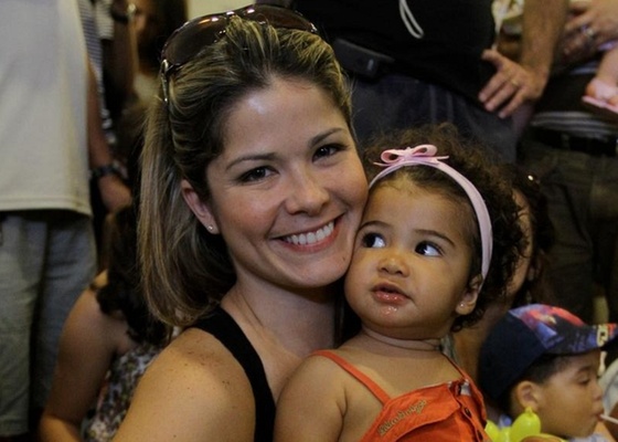 Samara Felippo com a filha Alcia em shopping carioca (17/10/11)