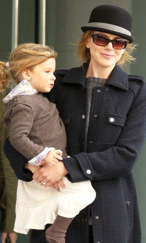 Nicole Kidman deixa hotel com a filha Sunday Rose no colo (18/11/2010)