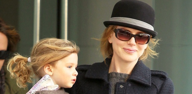 Nicole Kidman com a filha Sunday Rose no colo