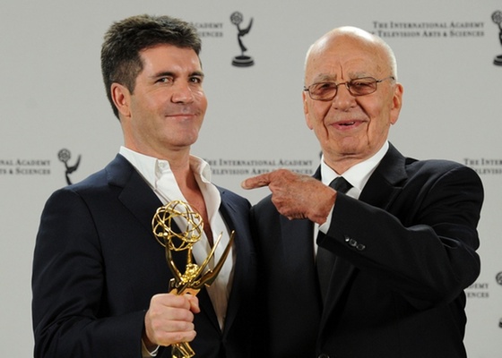 Simon Cowell posa com seu prêmio Emmy ao lado do empresário Rupert Murdoch em Nova York (22/11/2010)