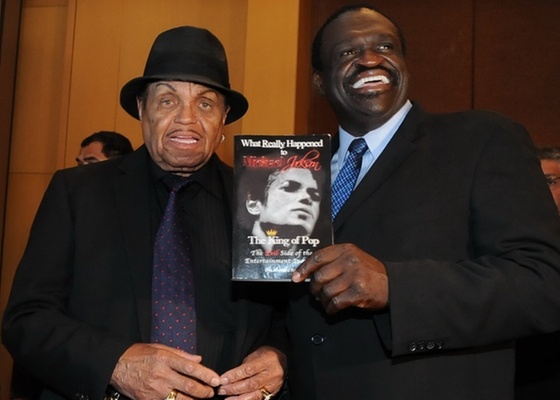 Joe Jackson e o produtor Leonard Rowe posam com livro sobre a morte de Michael Jackson durante coletiva em So Paulo (25/11/2010)