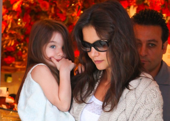 Katie Holmes sai de loja de chocolates com a filha Suri no colo em Beverly Hills (24/11/2010)