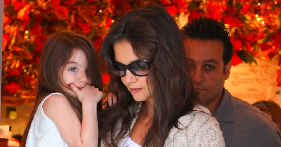 Katie Holmes sai de loja de chocolates com a filha Suri no colo em Beverly Hills (24/11/2010)