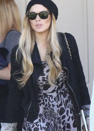 Lindsay Lohan  fotografada saindo de centro de reabilitao em Los Angeles (24/11/2010)