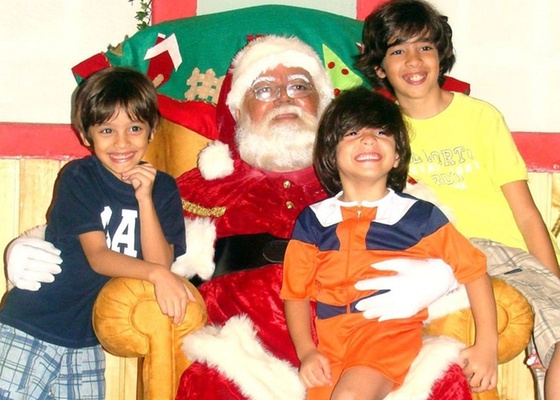 Matheus Costa ( direita) tira foto com Papai Noel acompanhado dos irmos Davi e Gabriel (28/11/10)