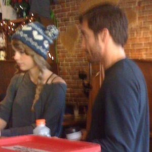 Taylor Swift e Jake Gyllenhaal são fotografados por fã em cafeteria em Nashville (27/11/2010)
