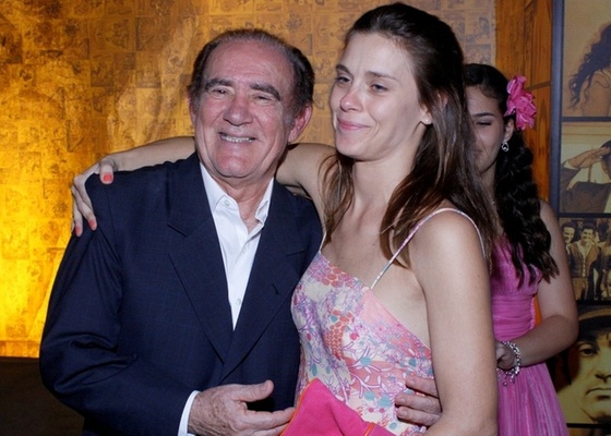 Renato Arago e Carolina Dieckmann posam para foto no Bar do Copa, no Rio (29/11/10)