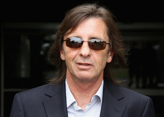 O baterista do AC/DC, Phill Rudd chega em corte na Nova Zelndia para pagar multa por porte de maconha (1/12/2010)
