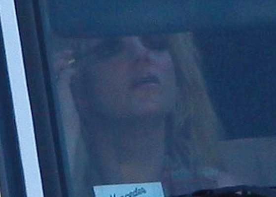 Britney Spears retoca a maquiagem ao chegar no escritrio do namorado Jason Trawick em Beverly Hills (1/11/2010)