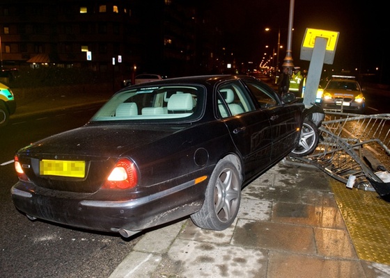 Jaguar do cantor australiano Nick Cave, que derrubou um pardal eletrnico em uma avenida  beira-mar em Hove, no sul da Inglaterra