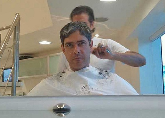 William Bonner posta foto cortando o cabelo no Rio de Janeiro (9/12/10)