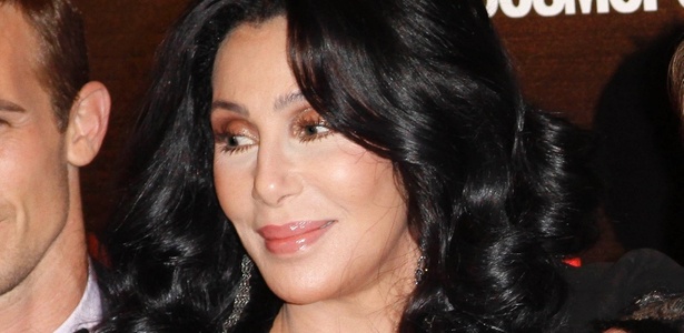 Cher usa sutiã transparente na première de Burlesque em Madri (9/12/2010)