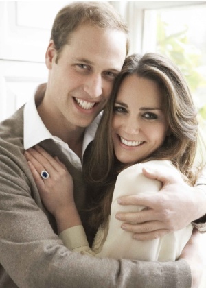 Príncipe William e Kate Middleton em foto oficial do noivado, tirada por Mario Testino