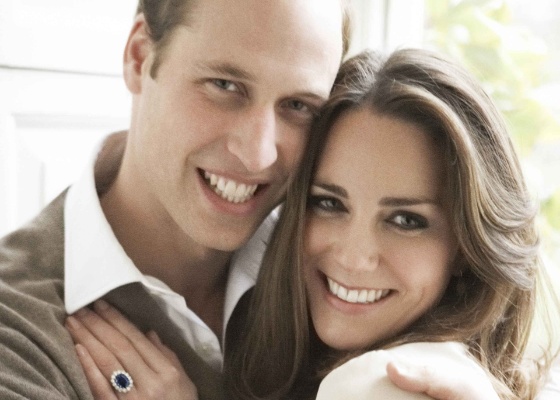 Príncipe William e Kate Middleton em foto oficial do noivado, mais informal, feita pelo fotógrafo peruano Mario Testino